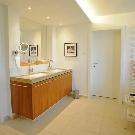Apartment 160qm Mit Balkon Nahe Salzburg - 2 Schlafzimmer, 2 Baeder *