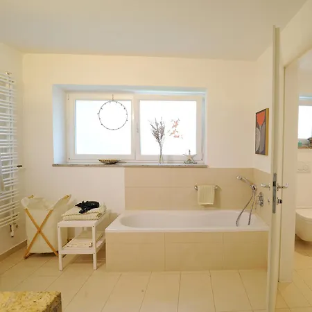 160qm Mit Balkon Nahe Salzburg - 2 Schlafzimmer, 2 Baeder Apartment Freilassing