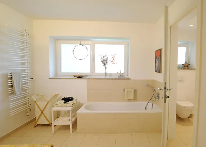 160qm Mit Balkon Nahe Salzburg - 2 Schlafzimmer, 2 Baeder Appartement Freilassing